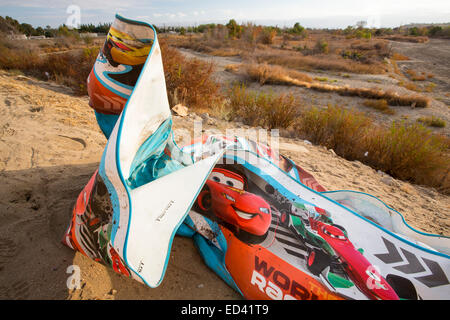 An abandoned childs paddling pool next to the dried up river bed of the Kern River in Bakersfield, California, USA. Following an unprecedented four year long drought, Bakersfield is now the driest city in the USA. Stock Photo