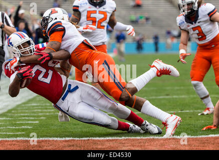 December 26, 2104: Louisiana Tech Bulldogs running back Jarred Craft (22) reaches for a touchdown during the Zaxby's Heart of Dallas Bowl game between the Louisiana Tech Bulldogs and the Illinois Fighting Illini at the Cotton Bowl Stadium in Dallas, TX. Stock Photo