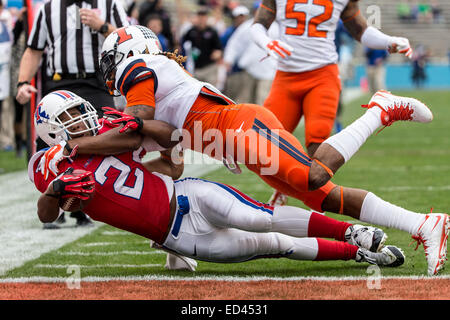 December 26, 2104: Louisiana Tech Bulldogs running back Jarred Craft (22) reaches for a touchdown during the Zaxby's Heart of Dallas Bowl game between the Louisiana Tech Bulldogs and the Illinois Fighting Illini at the Cotton Bowl Stadium in Dallas, TX. Stock Photo