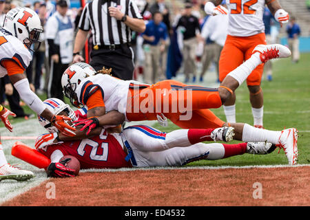 December 26, 2104: Louisiana Tech Bulldogs running back Jarred Craft (22) reaches for a touchdown during the Zaxby's Heart of Dallas Bowl game between the Louisiana Tech Bulldogs and the Illinois Fighting Illini at the Cotton Bowl Stadium in Dallas, TX. Stock Photo