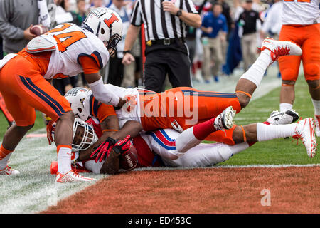 December 26, 2104: Louisiana Tech Bulldogs running back Jarred Craft (22) reaches for a touchdown during the Zaxby's Heart of Dallas Bowl game between the Louisiana Tech Bulldogs and the Illinois Fighting Illini at the Cotton Bowl Stadium in Dallas, TX. Stock Photo