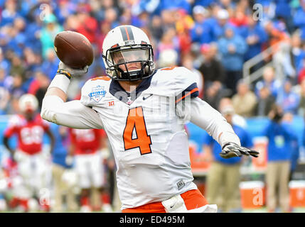 Dallas, Texas, USA. 26th Dec, 2014. Illinois Fighting Illini quarterback Reilly O'Toole (4) passes the ball at the Zaxby's Heart of Dallas Bowl game between the Illinois Fighting Illini and Louisiana Tech Bulldogs December 26, 2014, during the first half at the Cotton Bowl in Dallas, Texas. Credit:  Cal Sport Media/Alamy Live News Stock Photo