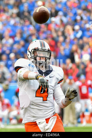 Dallas, Texas, USA. 26th Dec, 2014. Illinois Fighting Illini quarterback Reilly O'Toole (4) passes the ball at the Zaxby's Heart of Dallas Bowl game between the Illinois Fighting Illini and Louisiana Tech Bulldogs December 26, 2014, during the first half at the Cotton Bowl in Dallas, Texas. Credit:  Cal Sport Media/Alamy Live News Stock Photo