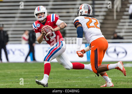 December 26, 2104: Louisiana Tech Bulldogs quarterback Cody Sokol (19) avoids the rush by Illinois Fighting Illini linebacker LaKeith Walls (22) during the Zaxby's Heart of Dallas Bowl game between the Louisiana Tech Bulldogs and the Illinois Fighting Illini at the Cotton Bowl Stadium in Dallas, TX. Stock Photo