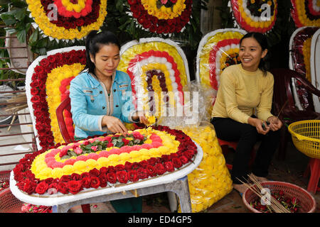 Girls making floral arrangements, Hanoi, Vietnam Stock Photo