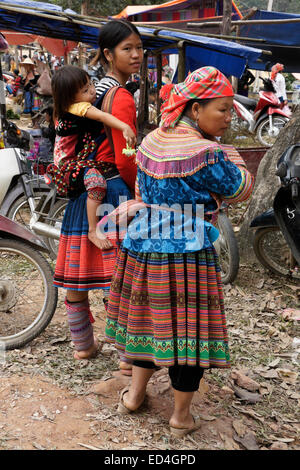 Flower Hmong people at open-air market, Nam Luc, Sapa (Sa Pa), Vietnam Stock Photo