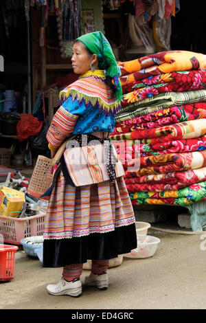 Flower Hmong woman at Sunday Market, Bac Ha, Sapa (Sa Pa), Vietnam Stock Photo