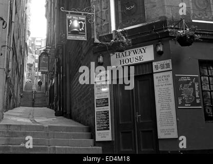 Halfway House Pub, Fleshmarket Close, Edinburgh City, Scotland, UK in Monochrome Stock Photo