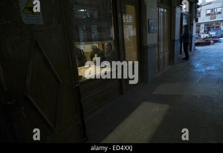 Tehran, Iran. 27th Dec, 2014. December 27, 2014 - Tehran, Iran - Iranian traders sit at a hand woven carpet shop in Tehran's Grand Bazaar. Morteza Nikoubazl/ZUMAPRESS © Morteza Nikoubazl/ZUMA Wire/Alamy Live News Stock Photo