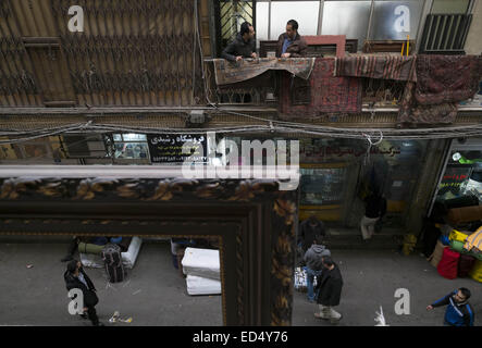 Tehran, Iran. 27th Dec, 2014. December 27, 2014 - Tehran, Iran - Two Iranian traders talk with each other as they stand on a balcony at a carpet bazaar in Tehran's Grand Bazaar. Morteza Nikoubazl/ZUMAPRESS © Morteza Nikoubazl/ZUMA Wire/Alamy Live News Stock Photo