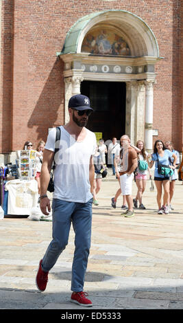 Chris Pine dressed casually wearing a New York Yankees baseball cap and  white t-shirt and jeans, visits the 15th-century mural painting, The Last  Supper, by Leonardo da Vinci in the refectory of
