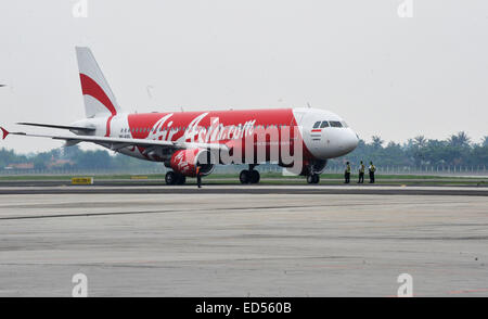Jakarta. 28th Dec, 2014. File photo taken on April 25, 2013 shows an Air Asia plane at Soekarno-Hatta airport in Jakarta, Indonesia. Air Asia said on Dec. 28, 2014 in a statement that its flight QZ8501 from Surabaya of Indonesia to Singapore lost contact with air traffic control at 07:24 in the morning (2324 Dec. 27 GMT). The A320-200 had 155 people onboard. © Agung Kuncahya B./Xinhua/Alamy Live News Stock Photo