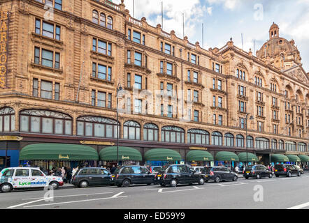 LONDON HARRODS AT CHRISTMAS TIME ROWS OF WAITING TAXIS Stock Photo