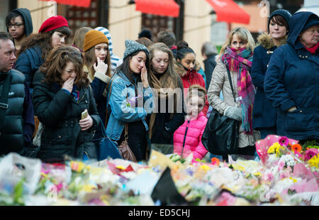 More than 1000 people attend a memorial vigil and take part in a two-minute silence in Glasgow's Royal exchange square. Stock Photo