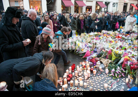 More than 1000 people attend a memorial vigil and take part in a two-minute silence in Glasgow's Royal exchange square. Stock Photo