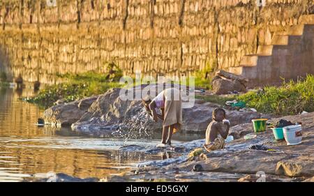 Bamako, Mali. 28th Dec, 2014. Local villagers sit along the river bank of Niger River after the sunset in Bamako, capital of Mali, Dec. 28, 2014. © Li Jing/Xinhua/Alamy Live News Stock Photo