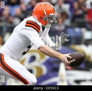 Baltimore, Maryland, USA. 28th Dec, 2014. Cleveland Browns quarterback Connor Shaw (9) hands the ball off against the Baltimore Ravens on December 28, 2014 at M&T Bank Stadium. Credit:  Debby Wong/ZUMA Wire/Alamy Live News Stock Photo