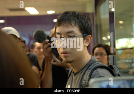Singapore, AirAsia flight QZ8501. 29th Dec, 2014. The boyfriend of Florentina Maria Widodo, a passenger on the missing AirAsia flight QZ8501, waits at Singapore's Changi Airport for a flight to Surabaya of Indonesia on Dec. 29, 2014. The AirAsia flight QZ8501 went missing on Sunday with 162 people on board. Credit:  Chen Jipeng/Xinhua/Alamy Live News Stock Photo
