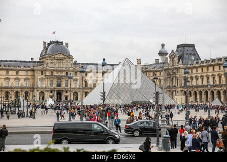 Paris Louvre Museum tourists crowded busy congested Stock Photo