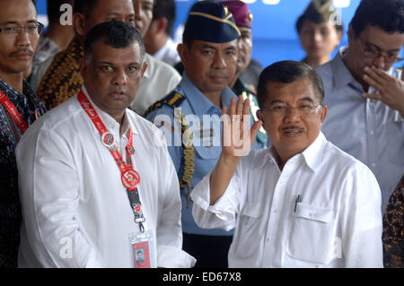 Surabaya, East Java, Indonesia. 29th Dec, 2014. SURABAYA, INDONESIA - DECEMBER 29: Jusuf Kalla (R), Indonesia Vice President, talks with CEO AirAsia Tony Fernandez (L) at the Crisis Center at Juanda Airport on December 29, 2014 in Surabaya, Indonesia. The Indonesian Navy has deployed 10 warships, 4 planes and one helicopter to search for victims or debris of AirAsia flight QZ850. The Malaysian, Singaporean, Australian and South Korea navies have also joined in search and rescue of AirAsia QZ8501. © Sijori Images/ZUMA Wire/Alamy Live News Stock Photo