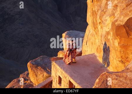 Sinai, Egypt. 27th Dec, 2014. Tourists look down from Mount Sinai, at the foot of which locates the Saint Catherine's Monastery, in Saint Catherine, South Sinai Province, Egypt, Dec 27, 2014. The site is popular among visitors from around the world who come to see the Saint Catherine's Monastery, a UNESCO World Heritage Site said to be where Moses received the stone tablets bearing the Ten Commandments. © Ahmed Gomaa/Xinhua/Alamy Live News Stock Photo