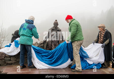 Balmaha, Scotland, UK. 29th Dec, 2014. Scottish countryside legend Tom Weir statue unveiled on the banks of Loch Lomand by Tom's widow Rhona Weir. Balmaha, 29th December 2014. Credit:  Sam Kovak/Alamy Live News Stock Photo