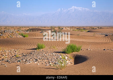 Taklamakan Desert and Himalayan mountains, Xinjiang province, China Stock Photo