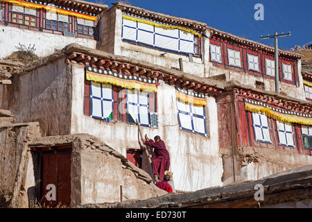 Tibetan monastery Sershu Dzong in the village Sershu / Serxu, Sichuan Province, China Stock Photo