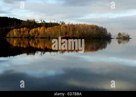 A very misty start at Loch Garry in the Highlands of Scotland Stock Photo