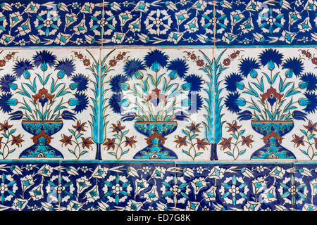 Ceramic tiles in floral design in Privy Chamber of Crown Prince in Topkapi Palace, Sarayi, in Istanbul, Turkey Stock Photo