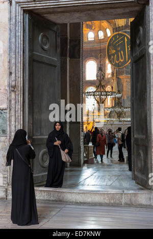 Muslim women at Hagia Sophia Ayasofya Muzesi mosque museum in niquab using smartphone to take photograph Istanbul, Turkey Stock Photo