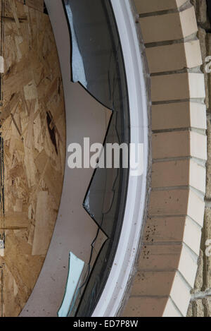 Big Rounds Shattered Window Broken glass in a large round window Stock Photo - Alamy