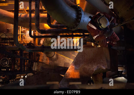 Rope access technician on a north sea oil gas rig installation.  credit: LEE RAMSDEN / ALAMY Stock Photo