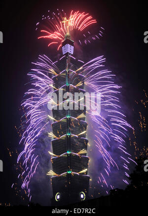 Taipei's Taiwan. 1st Jan, 2015. Fireworks were set off from the Taipei 101, a skyscraper, to mark the New Year's Day of 2015 in Taipei, southeast China's Taiwan, Jan. 1, 2015. A new-year fireworks show took place here early on Thursday. Credit:  Wu Ching-teng/Xinhua/Alamy Live News Stock Photo