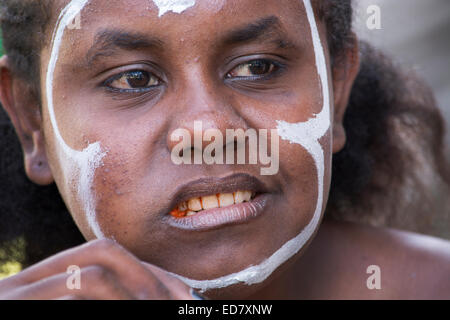 Melanesia, Solomon Islands, Guadalcanal Island, Honiara. Kakabona Cultural Village. Young teenage girl demonstrating the cultura Stock Photo