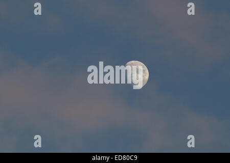 Middletown, New York, USA. 31st Dec, 2014. The waxing gibbous moon shines between the clouds during the final evening of 2014 in a view from Middletown, New York. © Tom Bushey/ZUMA Wire/Ģ����ý Live News Stock Photo