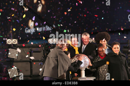 New York, USA. 31st Dec, 2014. New York's Mayor Bill de Blasio (C) participates in the New Year's Eve celebration at Times Square in New York, the United States on Dec. 31, 2014. Times Square has been the center of worldwide attention on New Year's Eve for more than 100 years. The first Ball Lowering celebration occurred in 1907, and this tradition is now a universal symbol of welcoming the New Year. Credit:  Qin Lang /Xinhua/Alamy Live News Stock Photo