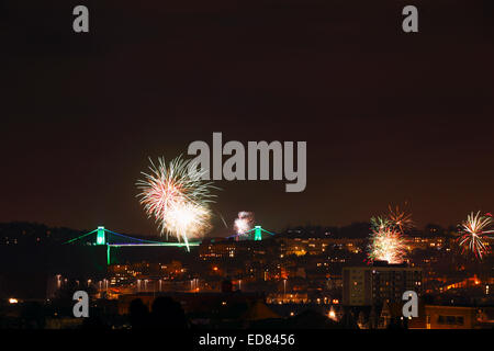 New Year's Eve fireworks over Bristol, with the Clifton Suspension Bridge illuminated in green to mark 2015 as the year that Bristol is the European Green Capital. 1st January 2015. Bristol, UK. Stock Photo