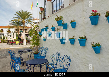 MIJAS PUEBLO ANDALUCIA SPAIN WHITE WALLS BLUE FLOWER POTS TABLES AND CHAIRS Stock Photo