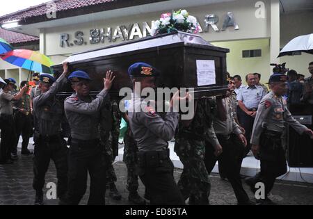 Surabaya, Indonesia. 1st Jan, 2015. Indonesian police carry the coffin of Hayati Lutfiah Hamid, one of the victims of AirAsia flight QZ8501, after handing it over to his family at Bhayangkara Hospital in Surabaya, Indonesia, Jan. 1, 2015. Hayati Lutfiah Hamid is one of the two bodies that was successfully identified by experts of Disaster Victim Identification (DVI). According to one of Hayati's relatives, the funeral will be carried out in Surabaya city soon. Credit:  Zulkarnain/Xinhua/Alamy Live News Stock Photo
