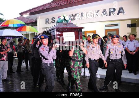 Surabaya, Indonesia. 1st Jan, 2015. Indonesian police carry the coffin of Hayati Lutfiah Hamid, one of the victims of AirAsia flight QZ8501, after handing it over to her family at Bhayangkara Hospital in Surabaya, Indonesia, Jan. 1, 2015. Hayati Lutfiah Hamid is one of the two bodies that was successfully identified by experts of Disaster Victim Identification (DVI). According to one of Hayati's relatives, the funeral will be carried out in Surabaya city soon. Credit:  Zulkarnain/Xinhua/Alamy Live News Stock Photo