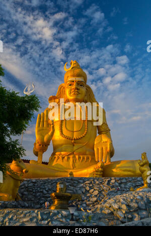 Statue of Lord Shiva with his lingam at Koneswaram temple, an important hindu shrine in the Tamil region of Trincomalee, Sri Lan Stock Photo