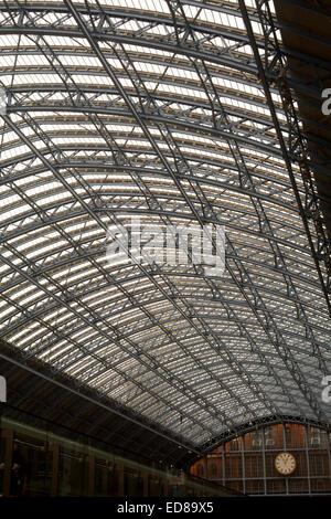 The incredible roof structure at St Pancras Railway Station , London, England Stock Photo