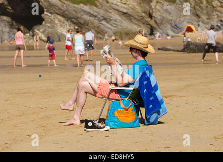 Relaxing on the beach at Newquay, Cornwall, South West England Stock Photo