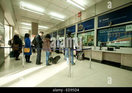 London, UK. 2nd January 2015. Rail fare increase in England and Wales come into effect as  the increases continue to outstrip wage growth. Season tickets  will see have risen by up to 2.5%, while the average fare of a rail ticket in Britain will increase by 2.2%. Credit:  amer ghazzal/Alamy Live News Stock Photo