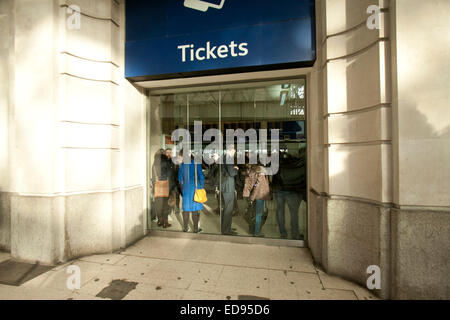 London, UK. 2nd January 2015. Rail fare increase in England and Wales come into effect as  the increases continue to outstrip wage growth. Season tickets  will see have risen by up to 2.5%, while the average fare of a rail ticket in Britain will increase by 2.2%. Credit:  amer ghazzal/Alamy Live News Stock Photo