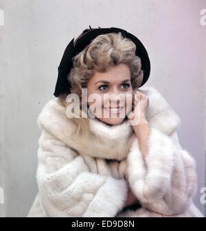 File. 2nd Jan, 2015. Donna Douglas, who played hillbilly bombshell Elly May Clampett on the baby-boomer-beloved 1960s sitcom The Beverly Hillbillies, has died in her Louisiana home. She was 81. PICTURED: DONNA DOUGLAS. © Globe Photos/ZUMAPRESS.com/Alamy Live News