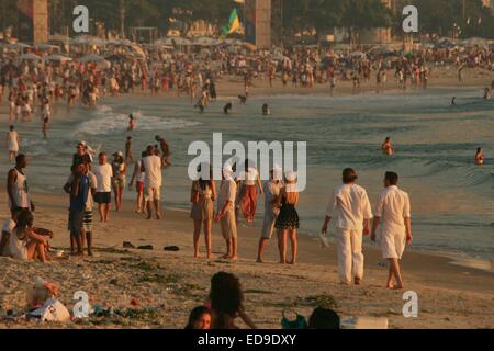 Rio de Janeiro, Brazil, 1st January 2015. After a night of New Years celebrations, thousands watched the sunrise at Copacabana Beach. Credit:  Maria Adelaide Silva/Alamy Live News Stock Photo