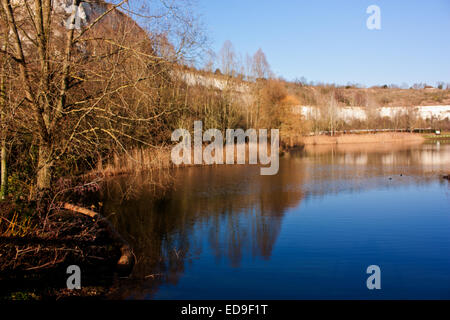 The beautiful lake and cliffs around Bluewater in North Kent Stock Photo