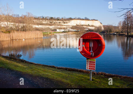 The beautiful lake and cliffs around Bluewater in North Kent Stock Photo